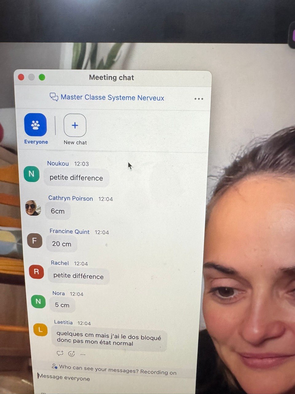 Capture d'une participante en séance et des messages de centimètres gagnés