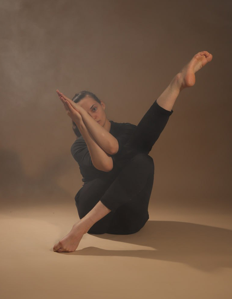 Deniza debout dans la fumée, photographie éditoriale en couleur
