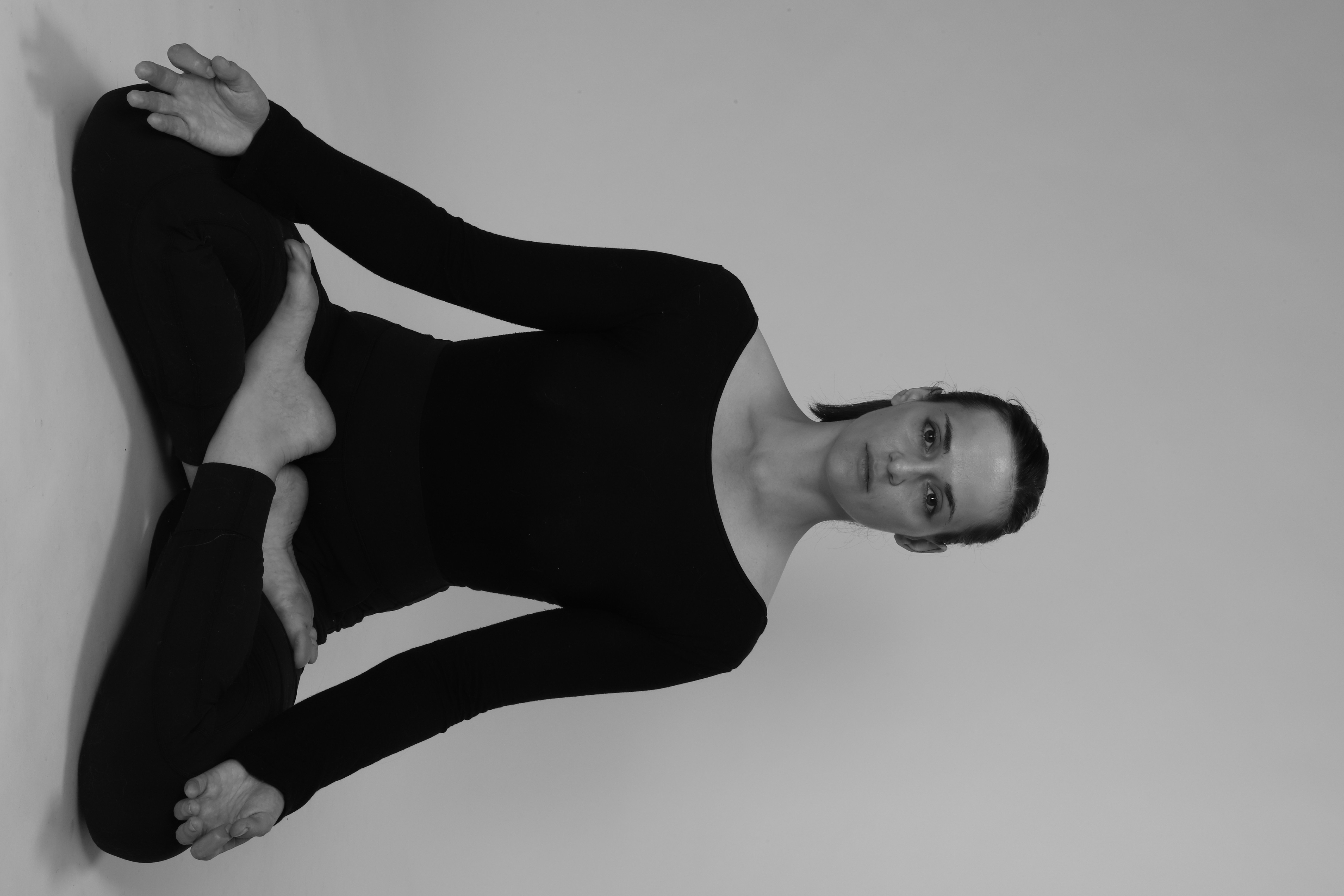 Deniza en posture de lotus, portrait en noir et blanc